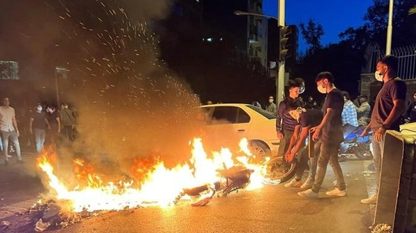 از مصرف گل و مشروب تا آتش زدن سطل و لاستیک+ فیلم