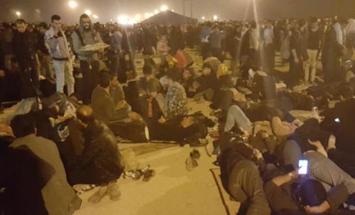 فقدان امکانات، کمبود آب و غذا و سرگردانی زائران در بیابان‌‌های مرز مهران +تصاویر 