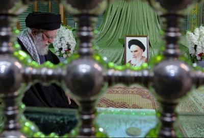 تصاویر حضور رهبر انقلاب در حرم امام راحل 