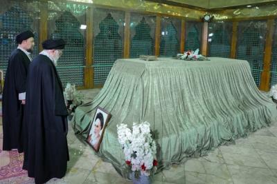 تصاویر حضور رهبر انقلاب در حرم امام راحل 