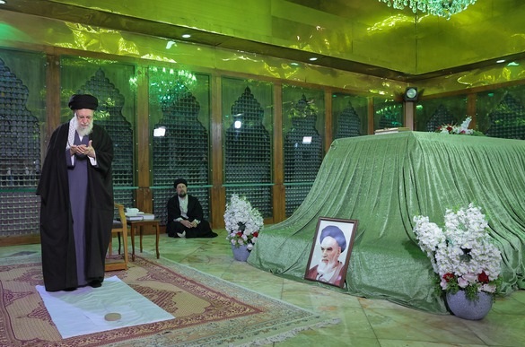 تصاویر حضور رهبر انقلاب در حرم امام راحل 