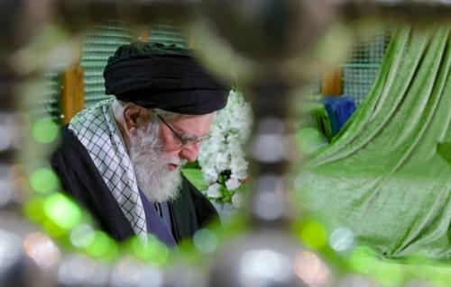 لحظاتی از حضور رهبر انقلاب در حرم امام خمینی(ره) / فیلم