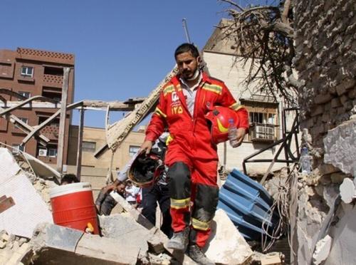  نجات کودک گرفتار در زیر آوار در حادثه انفجار اهواز /فیلم