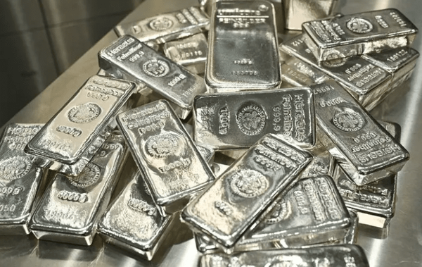 نقره پشت سر طلا ریزش کرد