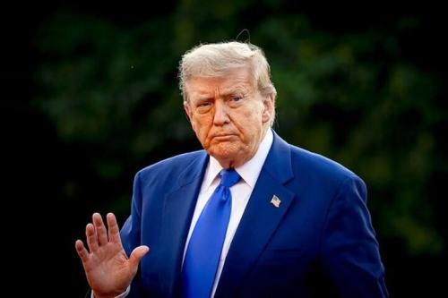  قاتل ترامپ در کنار اوست!