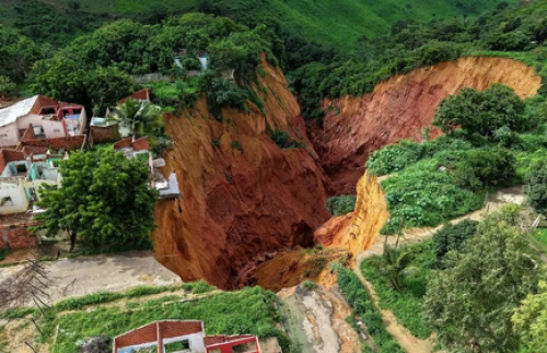 رانش زمین در شفشاون خانه‌ها و مساجد را ویران کرد /فیلم