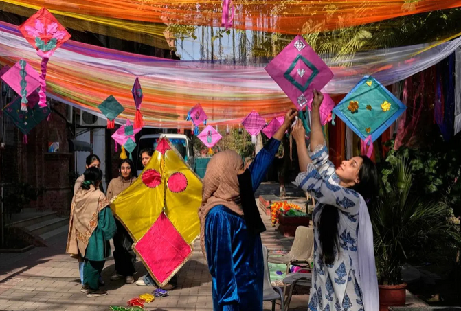 جشنواره بادبادک‌بازی باسنت در لاهورپاکستان /عکس