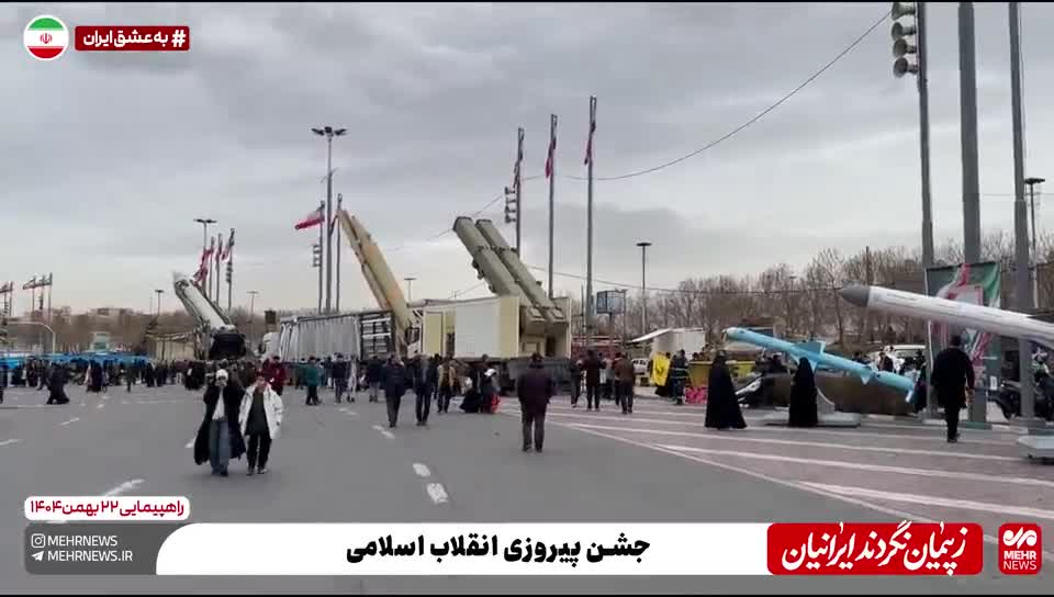  فیلم/ نمایش اژدرهای زیر دریایی در میدان آزادی