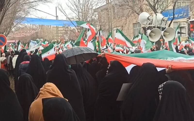 فیلم/ حضور حماسی تبریزی‌ها زیر بارش شدید باران