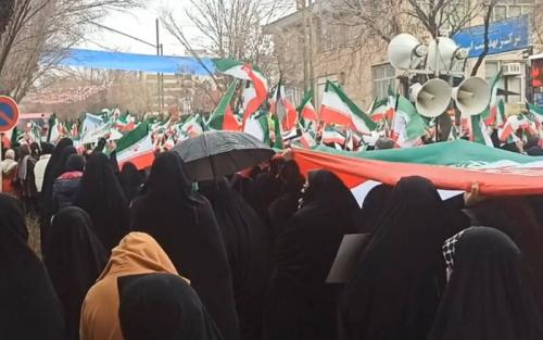 فیلم/ حضور حماسی تبریزی‌ها زیر بارش شدید باران