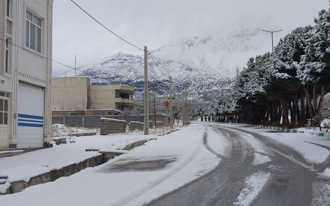 بارش برف سنگین در شهر سی سخت، پای کوه دنا/  فیلم