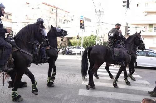 شورش در بنی‌باراک، سوزاندن وسایل نقلیه پلیس اسرائیل و فرار نیروهای ارتش