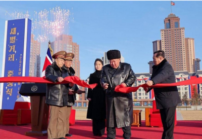  کیم جونگ اون و دخترش در حال افتتاح یک خیابان /عکس