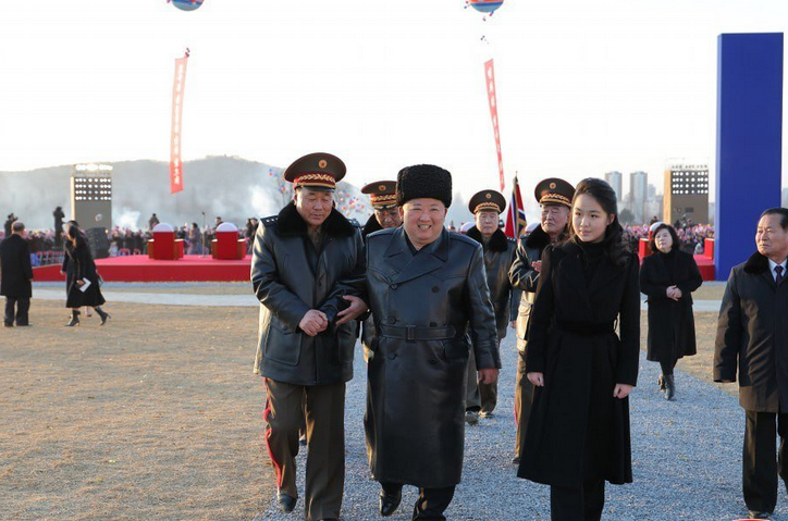  کیم جونگ اون و دخترش در حال افتتاح یک خیابان /عکس