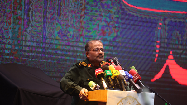  بنیاد تعاون بسیج در کنار مردم است / ظرفیت حل مشکلات در ایران وجود دارد