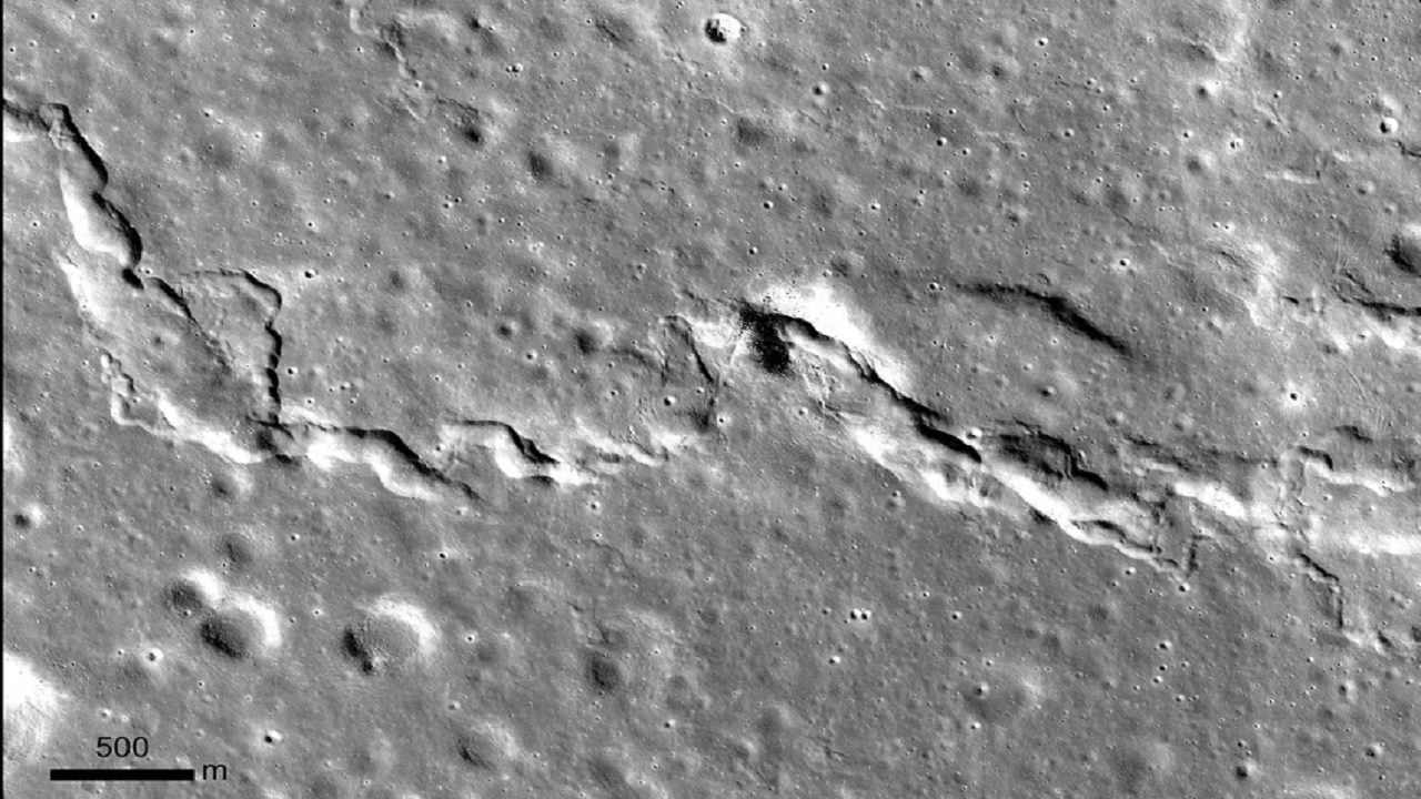 ماه به آرامی در حال کوچک شدن است 