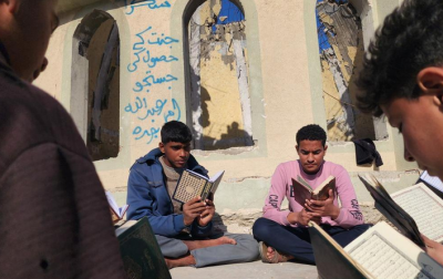  تلاوت قرآن میان ویرانه‌های غزه / عکس