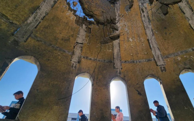  تلاوت قرآن میان ویرانه‌های غزه / عکس