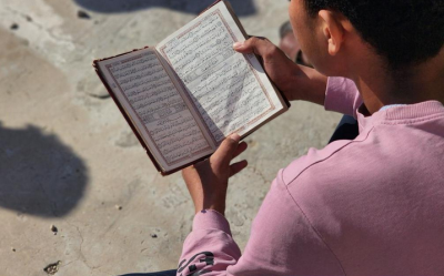  تلاوت قرآن میان ویرانه‌های غزه / عکس