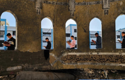  تلاوت قرآن میان ویرانه‌های غزه / عکس