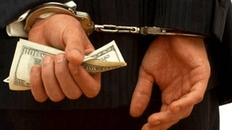 دستگیری عامل توزیع دلارهای تقلبی / فیلم