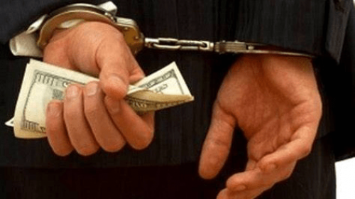 دستگیری عامل توزیع دلارهای تقلبی / فیلم