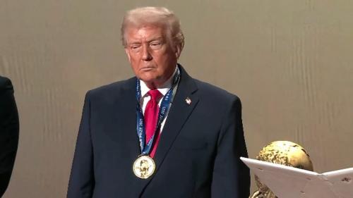 ترامپ مدال طلا را تصاحب کرد! /فیلم