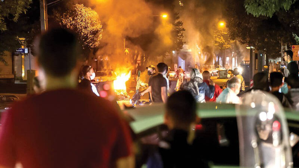 چرا اعتراضات در ایران سریعاً به خشونت کشیده می‌شود؟+عکس و فیلم