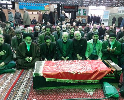وداع حسین شریعتمداری با پیکر مرحوم شایانفر 