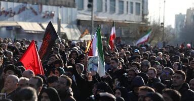 اجتماع خودجوش مردم تهران همزمان با خبر شهادت امام خامنه‌ای (ره)