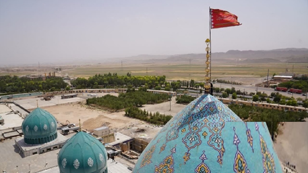 اهتزاز پرچم سرخ انتقام بر فراز گنبد فیروزه‌ای مسجد مقدس جمکران