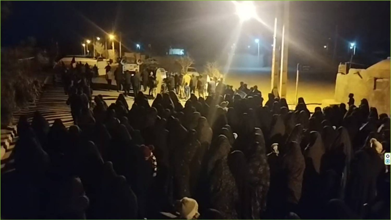 برپایی هیئت زنجیر زنی اهالی روستای بیمرغ گناباد برای شهادت رهبر انقلاب