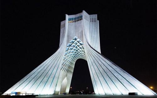 فیلم/ تصاویری از جنایت جنگی تروریستها در میدان آزادی تهران