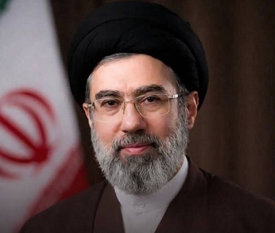تصویری از آیت الله سید مجتبی خامنه‌ای در آغوش شهید حاج قاسم سلیمانی