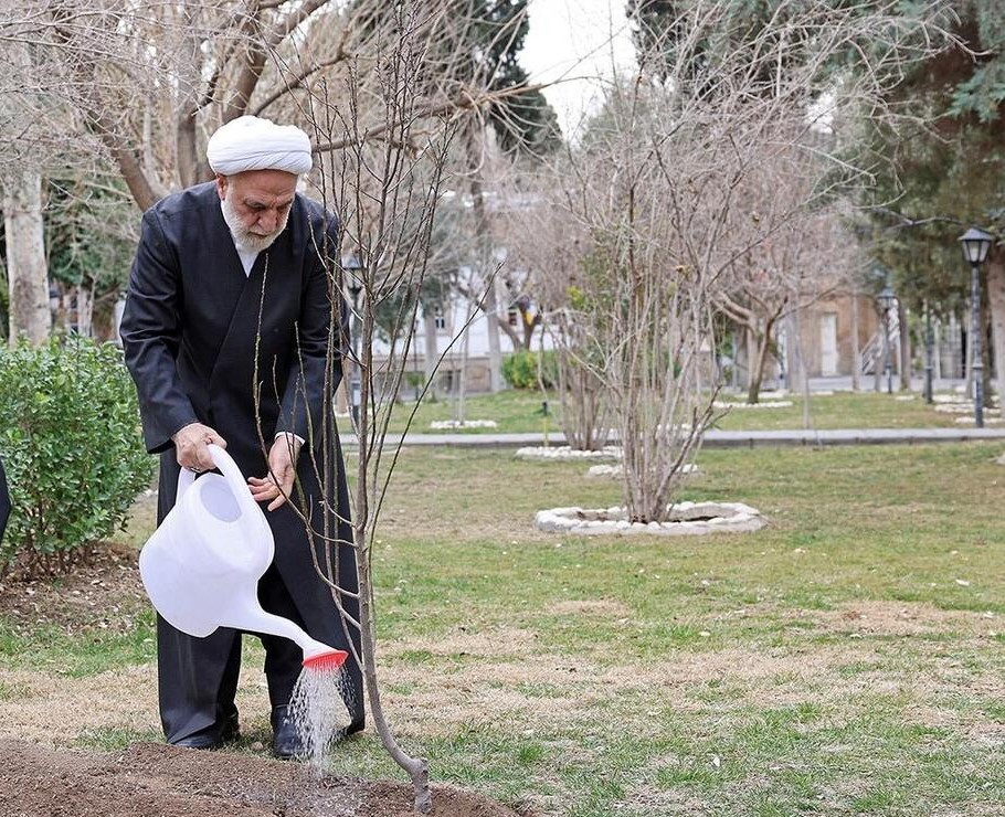  حجت‌الاسلام والمسلمین محسنی اژه‌ای، یک اصله نهال غرس کرد