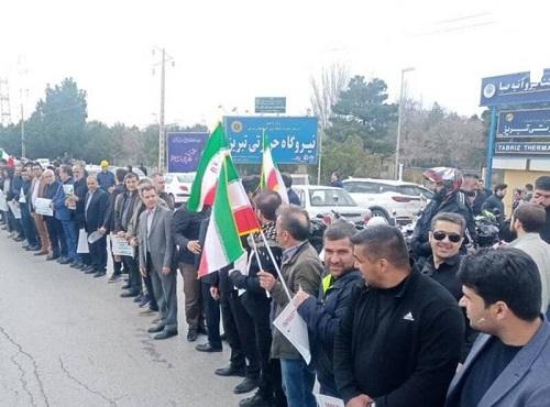 عکس/ تشکیل زنجیره انسانی مردم تبریز مقابل نیروگاه حراراتی این شهر