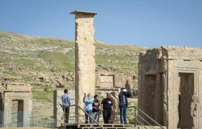 گردشگران در مجموعه جهانی تخت جمشید/عکس