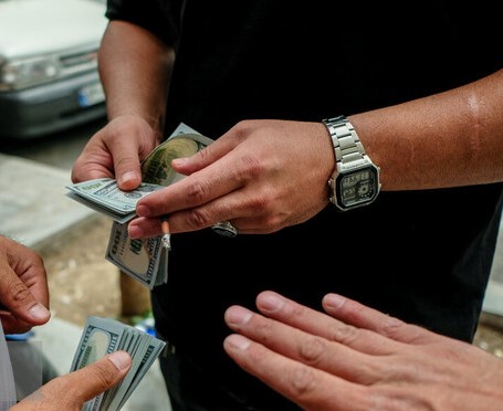  کاهش قیمت دلار در بازار آزاد