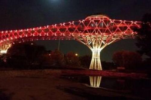 پل طبیعت قرمز می‌شود