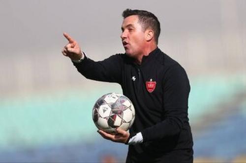 بازگشت سرمربی پرسپولیس به ایران به تعویق افتاد