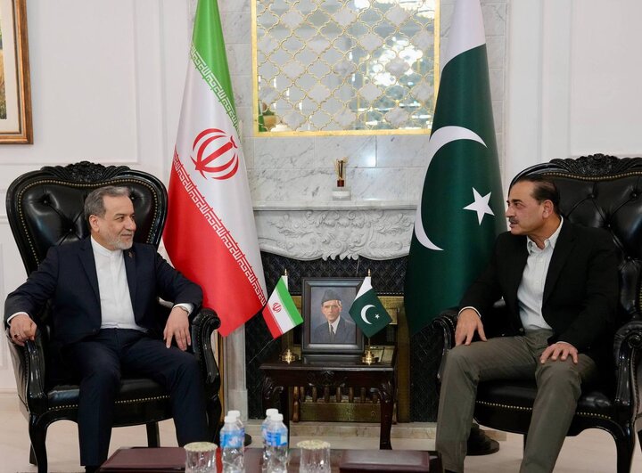 دیدار عراقچی با فرمانده ارتش پاکستان در اسلام آباد