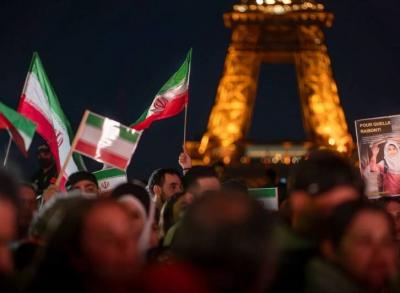 پرچم ایران  در کنار برج ایفل 