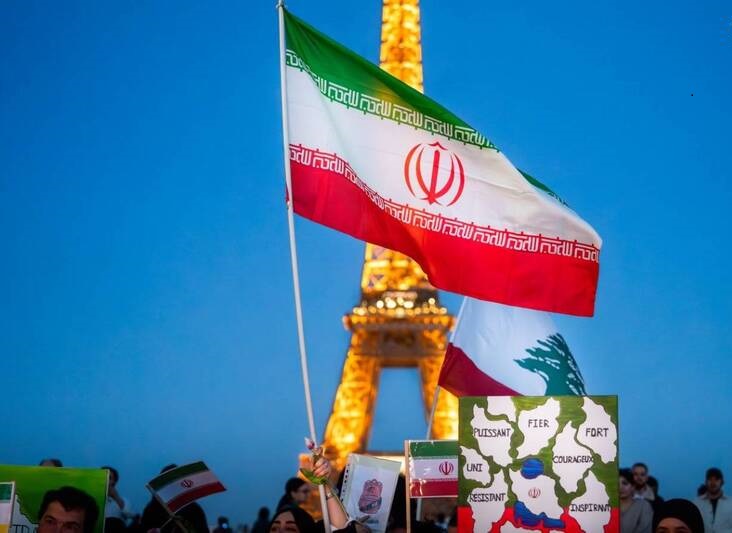 پرچم ایران  در کنار برج ایفل 