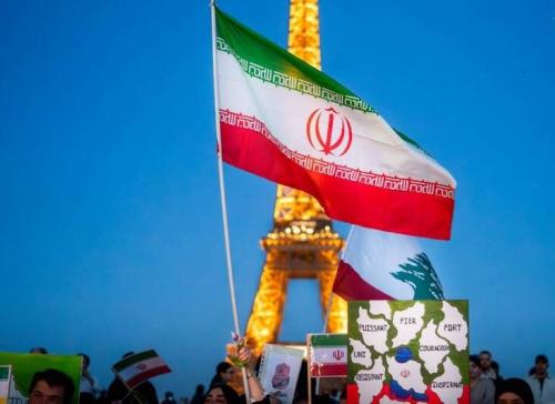 پرچم ایران  در کنار برج ایفل 