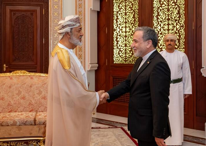 دیدار عراقچی با سلطان عمان +عکس و فیلم