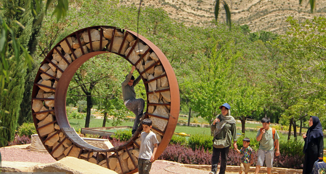 اردیبهشتِ باغ گل‌های شیراز