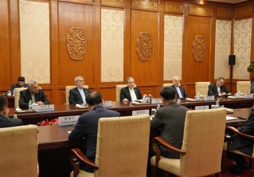 تأکید عراقچی بر نقش پکن در جلوگیری از تداوم قانون‌شکنی توسط آمریکا 