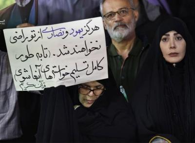 تصاویر پلاکاردهای مردم دراجتماعات