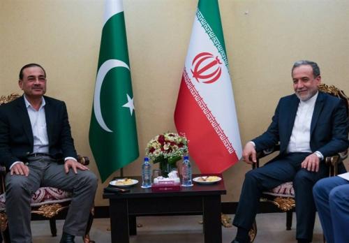 دیدار و گفتگوی فرمانده ارتش پاکستان با عراقچی در تهران 