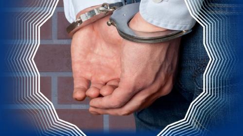 دستبند پلیس بر دستان کلاهبردار ۱۳۰ میلیاردی در هرمزگان 